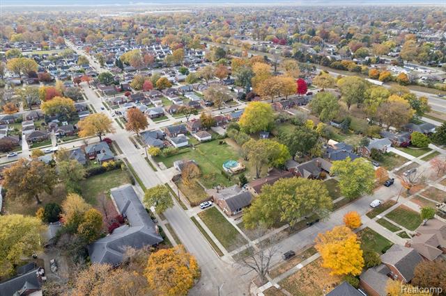 Builiding view thirty four for 19720 Maxine, Saint Clair Shores, MI. 48080