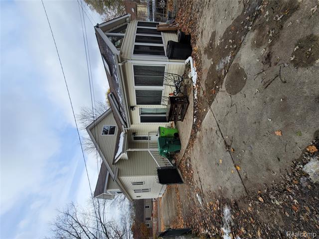 Builiding view two for 22936 Oakwood, Eastpointe, MI. 48021
