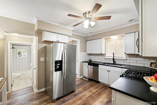 Builiding view seventeen for 33776 Rhonswood, Farmington, MI. 48335