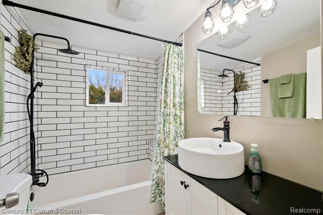 Builiding view twenty five for 33776 Rhonswood, Farmington, MI. 48335