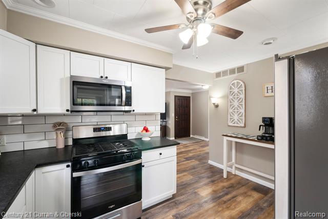 Builiding view twenty one for 33776 Rhonswood, Farmington, MI. 48335