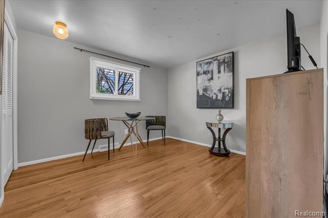 Builiding view nineteen for 33027 Meadowlark, Farmington, MI. 48336