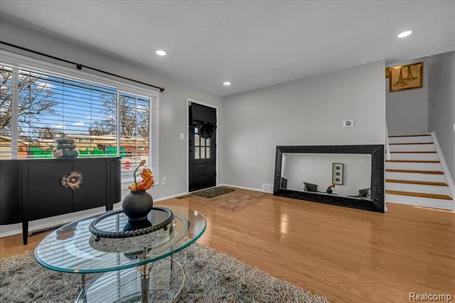 Builiding view six for 33027 Meadowlark, Farmington, MI. 48336