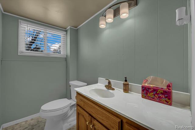 Builiding view sixteen for 33027 Meadowlark, Farmington, MI. 48336