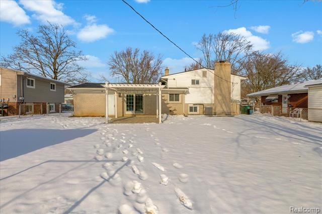 Builiding view twenty four for 33027 Meadowlark, Farmington, MI. 48336