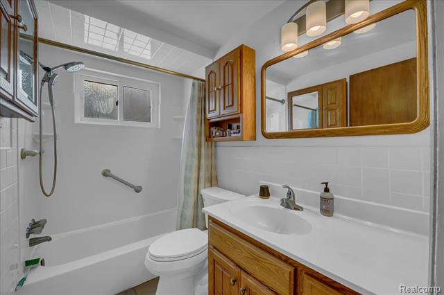 Builiding view twenty for 33027 Meadowlark, Farmington, MI. 48336