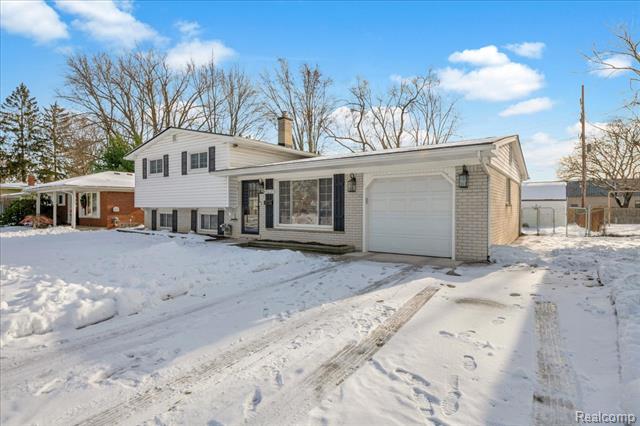 Builiding view two for 33027 Meadowlark, Farmington, MI. 48336