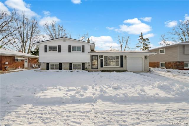 front view for 33027 Meadowlark St, Farmington, Mi. 48336