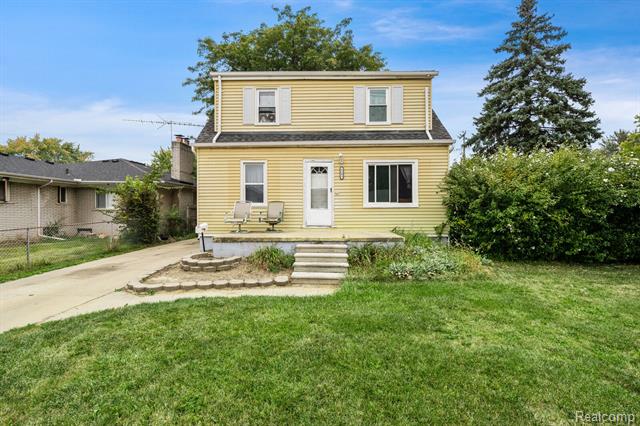 front view for 8393 State Park, Center Line, Mi. 48015