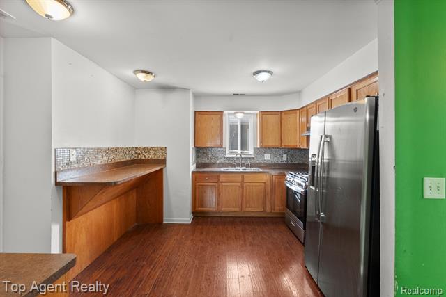 Builiding view ten for 24297 Dale, Eastpointe, MI. 48021