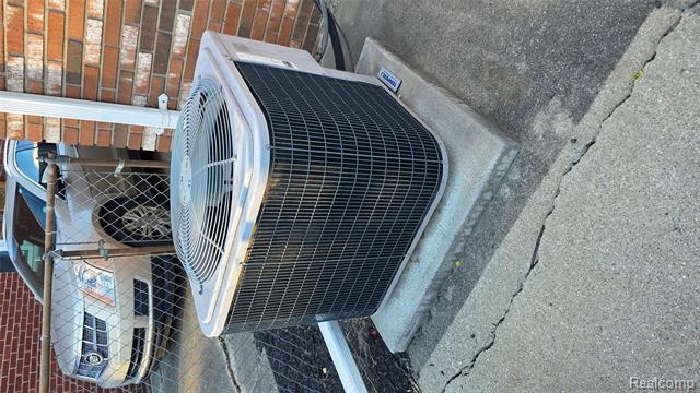 Builiding view thirteen for 16086 Bell, Eastpointe, MI. 48021