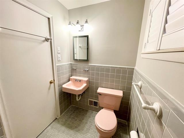 Builiding view thirteen for 24296 Roxana, Eastpointe, MI. 48021