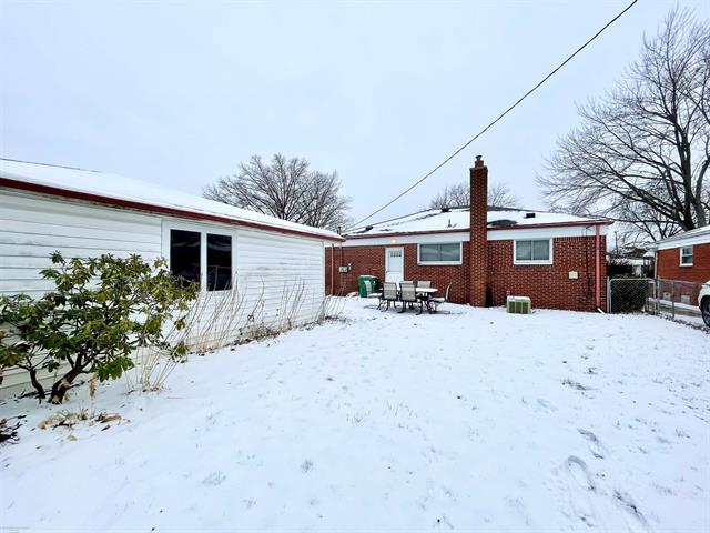 Builiding view twenty one for 24296 Roxana, Eastpointe, MI. 48021