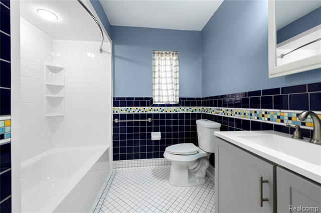 Builiding view seven for 8060 Edward, Center Line, MI. 48015