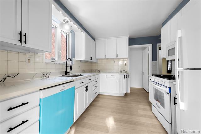 Builiding view thirteen for 8060 Edward, Center Line, MI. 48015