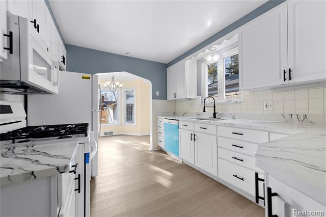 Builiding view twelve for 8060 Edward, Center Line, MI. 48015