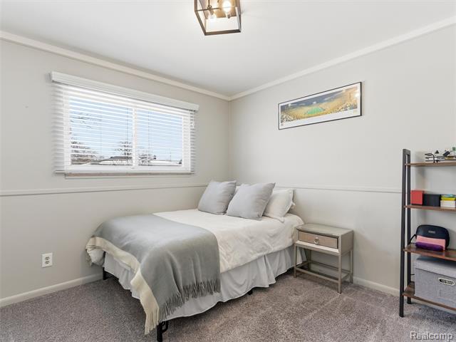 Builiding view seventeen for 25300 Loretta, Warren, MI. 48091