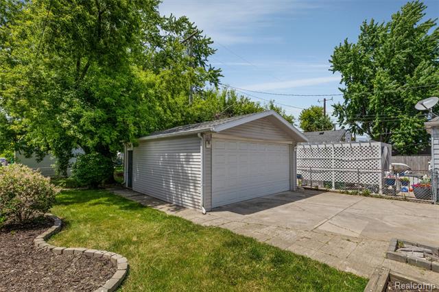 Builiding view thirty for 24921 Lexington, Eastpointe, MI. 48021