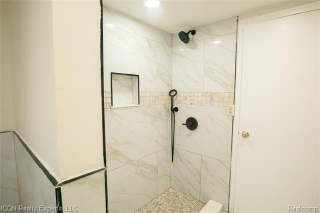 Builiding view eighteen for 6838 Braun, Center Line, MI. 48015