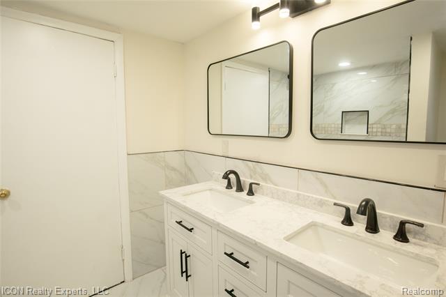 Builiding view nineteen for 6838 Braun, Center Line, MI. 48015