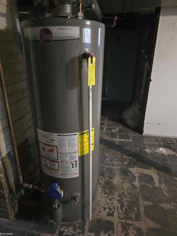 Builiding view thirty one for 8071 Harding, Center Line, MI. 48015