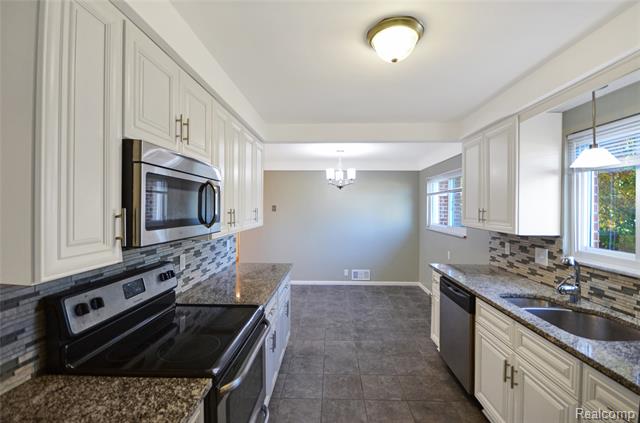 Builiding view nineteen for 8565 Dale, Center Line, MI. 48015