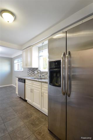 Builiding view seventeen for 8565 Dale, Center Line, MI. 48015