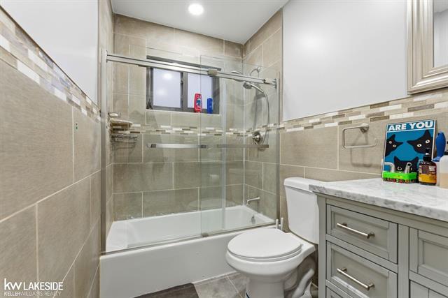 Builiding view eighteen for 8385 Helen, Center Line, MI. 48015