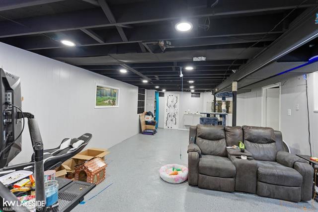 Builiding view fifteen for 8385 Helen, Center Line, MI. 48015