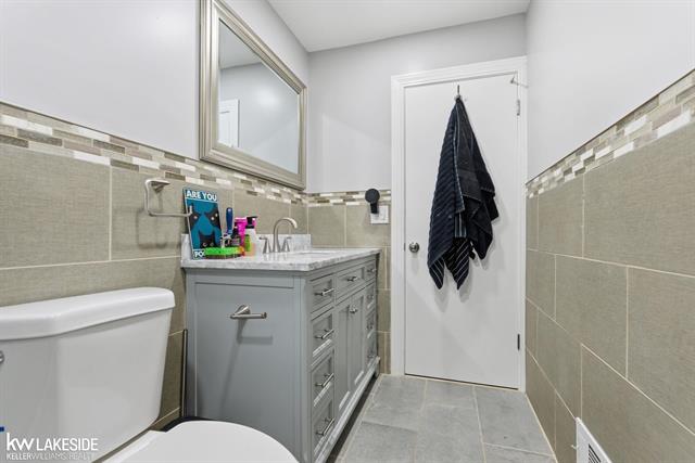 Builiding view nineteen for 8385 Helen, Center Line, MI. 48015