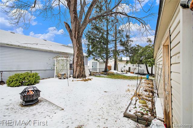 Builiding view seventeen for 25861 Wiseman, Roseville, MI. 48066