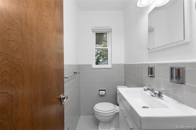 Builiding view fifteen for 22429 Lakecrest, Saint Clair Shores, MI. 48081