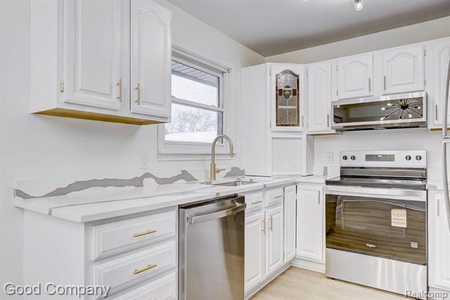 Builiding view ten for 25855 Mackinac, Roseville, MI. 48066