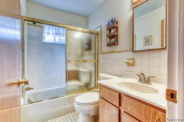 Builiding view eighteen for 13194 Burgundy, Warren, MI. 48089