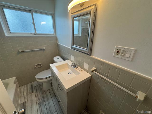 Builiding view seven for 26301 Fernwood, Roseville, MI. 48066