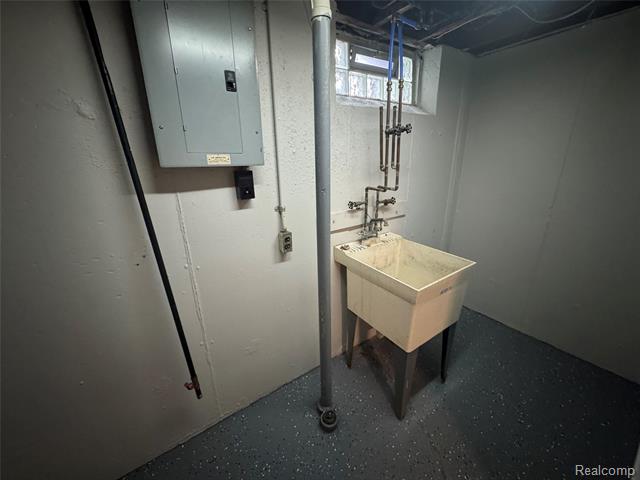 Builiding view sixteen for 26301 Fernwood, Roseville, MI. 48066