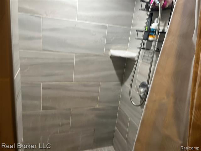 Builiding view eighteen for 8054 Potomac, Center Line, MI. 48015