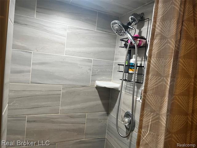 Builiding view nineteen for 8054 Potomac, Center Line, MI. 48015