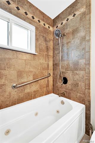 Builiding view eighteen for 27390 Seyburn, Warren, MI. 48092