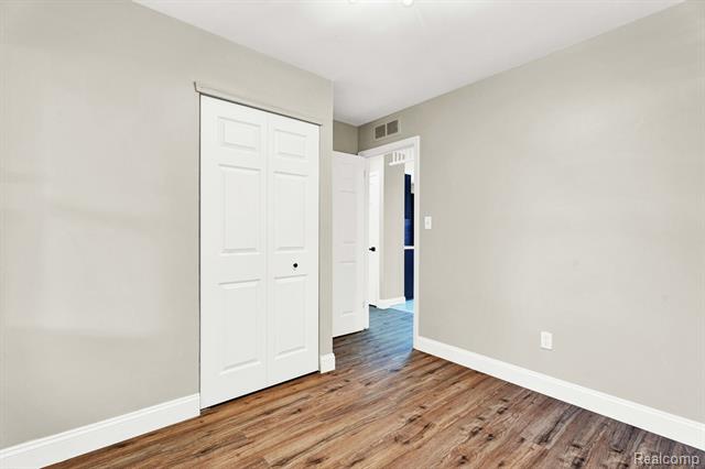 Builiding view fifteen for 27390 Seyburn, Warren, MI. 48092