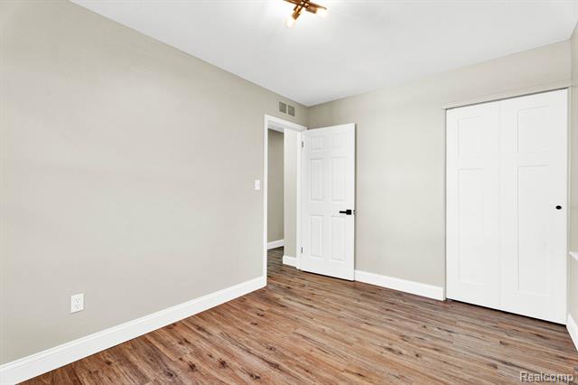 Builiding view seventeen for 27390 Seyburn, Warren, MI. 48092