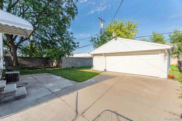 Builiding view twenty five for 27390 Seyburn, Warren, MI. 48092