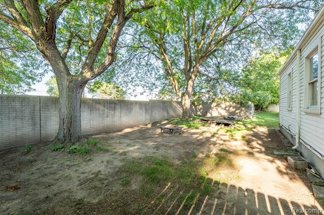 Builiding view twenty four for 27390 Seyburn, Warren, MI. 48092