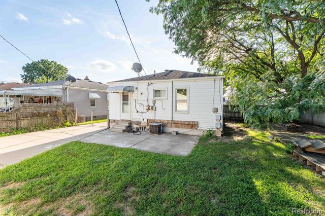 Builiding view twenty nine for 27390 Seyburn, Warren, MI. 48092