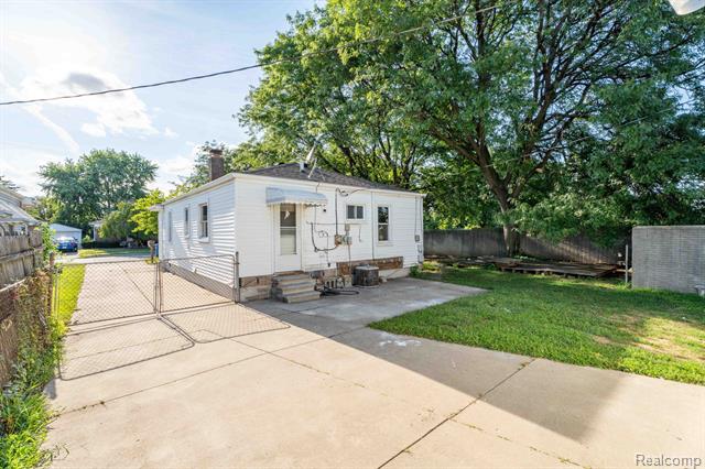 Builiding view twenty seven for 27390 Seyburn, Warren, MI. 48092