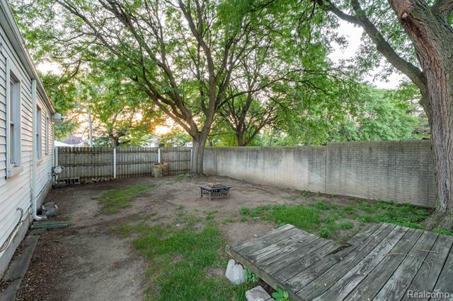 Builiding view twenty three for 27390 Seyburn, Warren, MI. 48092