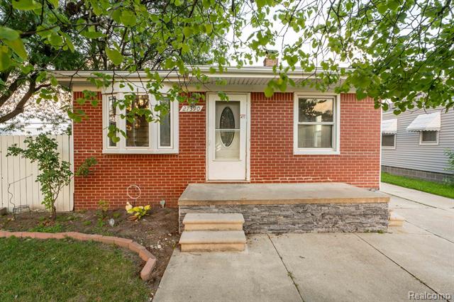 front view for 27390 Seyburn, Warren, Mi. 48092