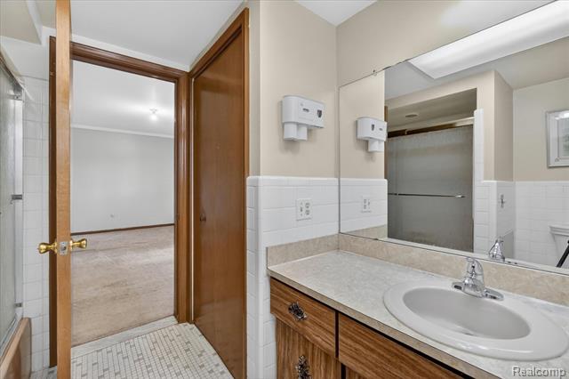 Builiding view thirty four for 28013 Roan, Warren, MI. 48093