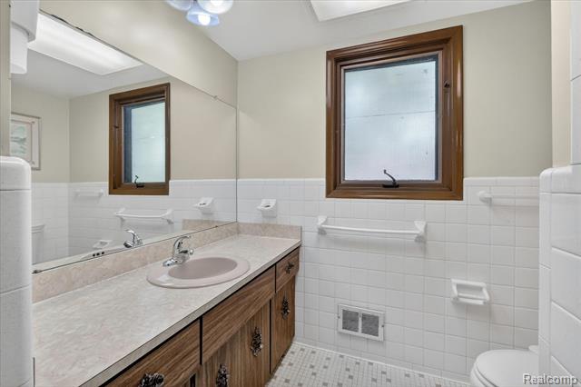 Builiding view thirty three for 28013 Roan, Warren, MI. 48093