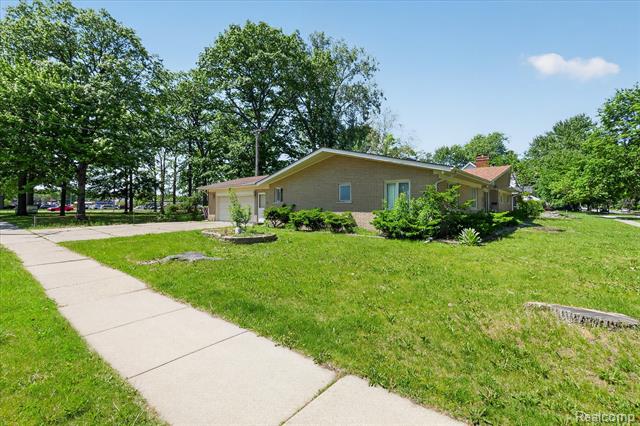 Builiding view three for 28013 Roan, Warren, MI. 48093
